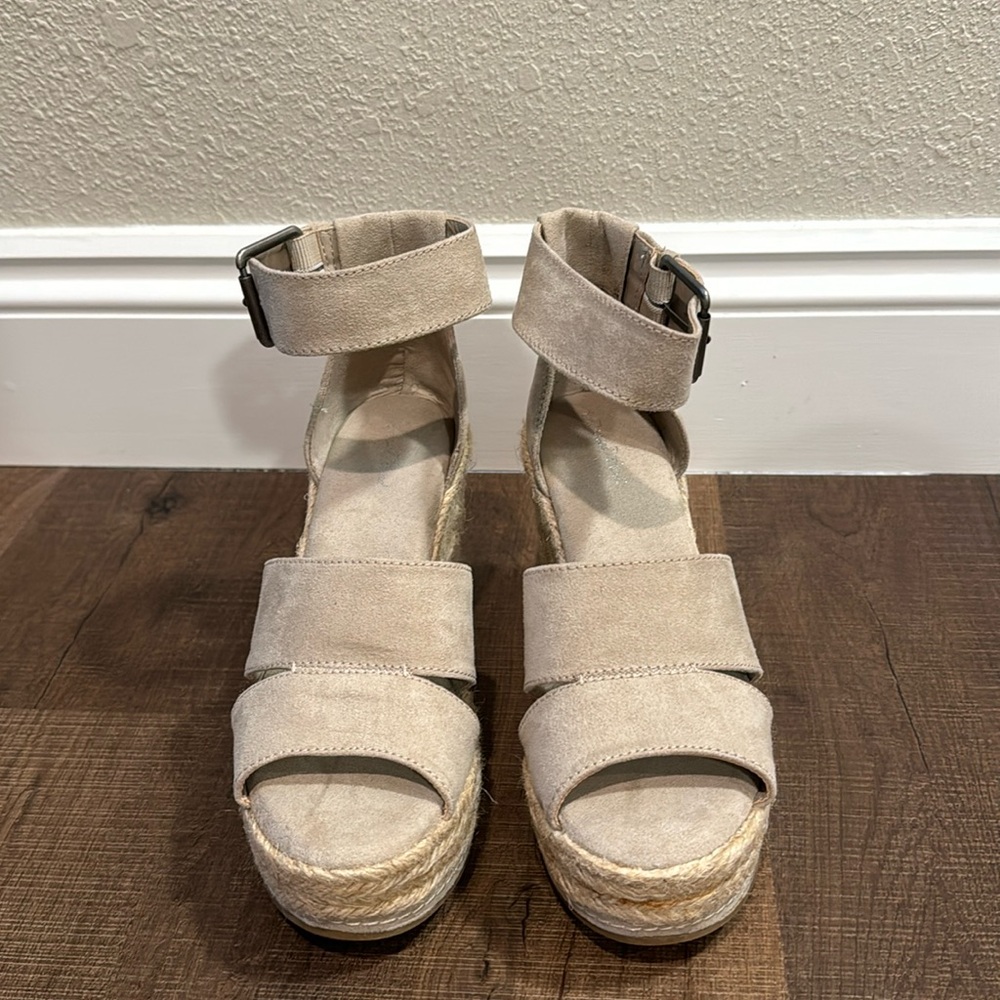 Beige wedges universal thread